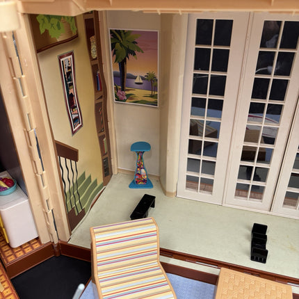 Disney Hannah Montana Malibu Beach House Doll House W/Furniture 2008 40x27