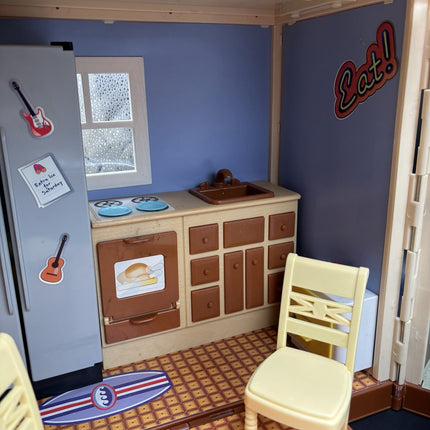 Disney Hannah Montana Malibu Beach House Doll House W/Furniture 2008 40x27